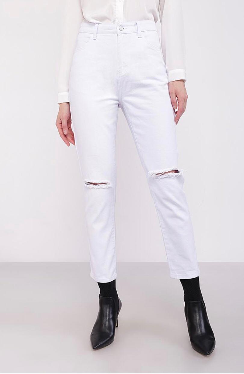 Белые джинсы mom